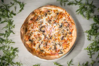 Pizza Prosciutto e Funghi  medie