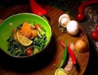 Salată cu somon afumat 