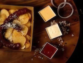 Cartofi prăjiți cu cârnați de casă