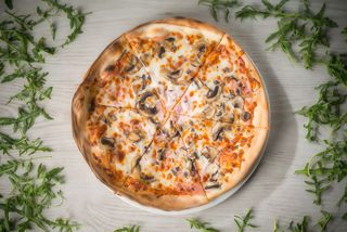 Pizza Prosciutto e funghi mica