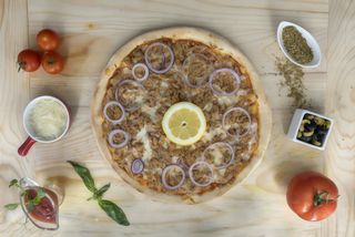 Pizza Tonno metro