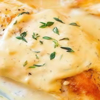 Piept de pui cu sos de mustar, garnitura la alegere si salata