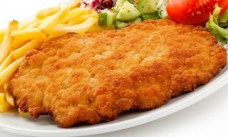 Snitel de pui, garnitura la alegere si salata