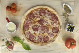 Pizza Prosciutto Salami metro