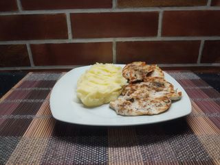 Meniu pui la grill cu garnitura