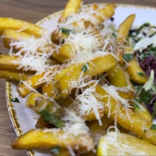 CARTOFI PRAJITI CU USTUROI SI PARMEZAN