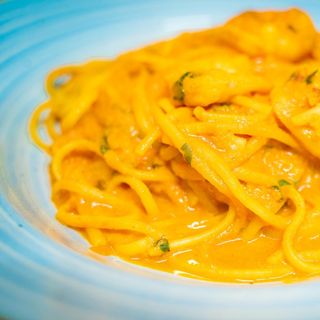 TAGLIATELLE CON GAMBERI, ZUCCHINE FRITTE E POMODORI SECCHI 400 gr