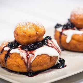 Papanasi cu gem si smantana