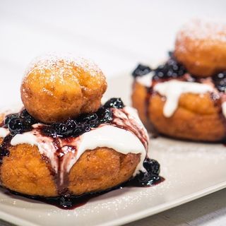 Papanasi cu gem si smantana