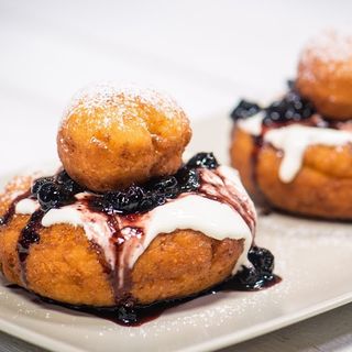 Papanasi cu gem si smantana