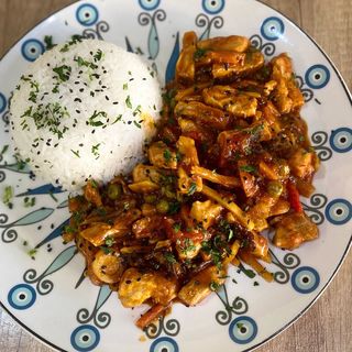 Tigaie pui picantă cu orez 