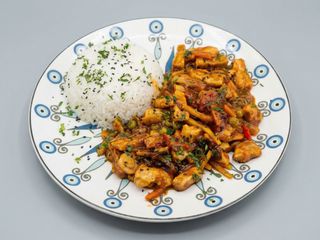 Tigaie pui picantă cu orez