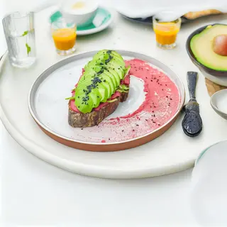 Toast cu hummus roz și avocado (vegan)