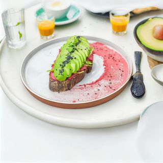 Toast cu hummus roz și avocado (vegan)