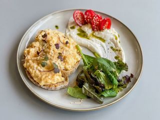 Toast cu ouă scrambled, feta aerată și roșii cherry