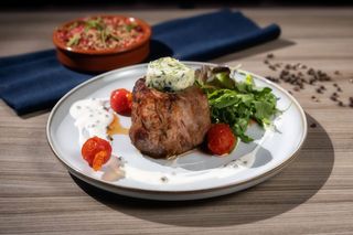 Muschi de vita cu sos de piper verde