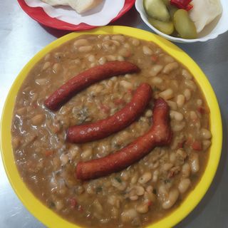 Meniu iahnie de fasole cu carnaciori 