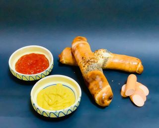 Moldovean cu Cremwrust Ketchup și Muștar