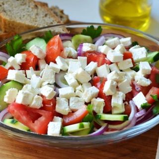 Salata mixta cu pui crocant