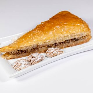 BAKLAVA TRIUNGHI CU NUCA