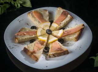 Bruschete cu brânză Philadelphia și somon