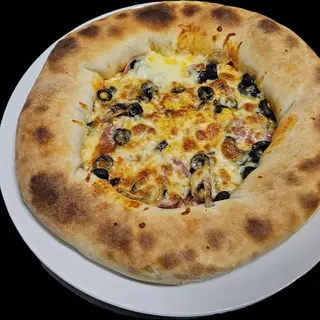 Pizza Pusca si cureaua lata cu bordura de cascaval