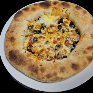 Pizza Pusca si cureaua lata cu bordura de cascaval