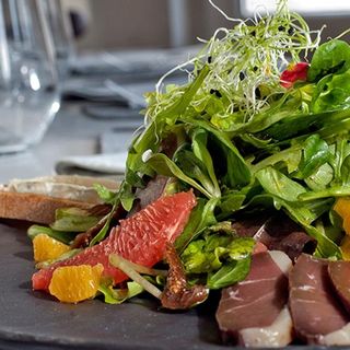 Pastrama de gasca cu crema de otet balsamic, mix salata, rosi, ceapa rosie si branza feta 270 g