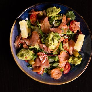 Salata cu somon fume, avocado si ou posat 450 g (paine de casa inclusa)