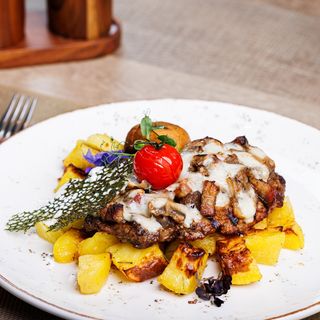 Ceafa de porc gratinata cu ceapa, costita, branza burduf, sos usturoi, cart. cup