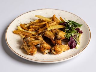 Aripioare de pui in untura cu cartofi prajiti si sos tiganesc