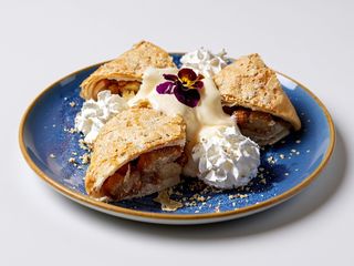 Ștrudel cu mere, sos de vanilie si frisca