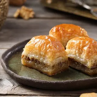 BACLAVA CU NUCA