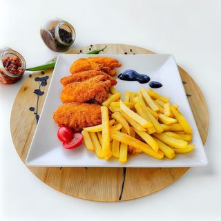 Crispy strips picante cu cartofi prajiti si sos de usturoi