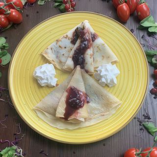 Clatite cu dulceata de visine