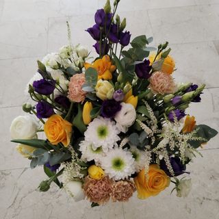 Buchet trandafiri,lisianthus,dianthus,crizanteme