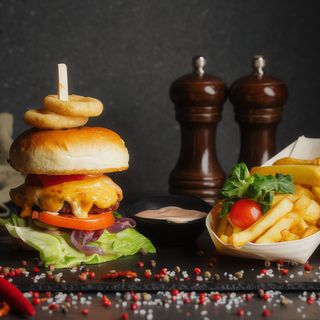 Crispy chicken burger, cartofi prajiti 320/150 gr