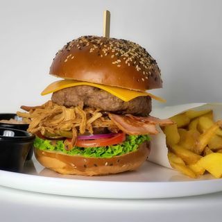 Spicy Burger vita Black Angus, cartofi prajiti 350/200/50/20 gr