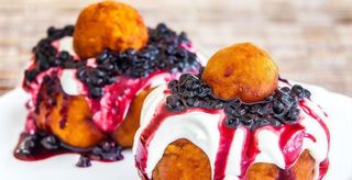 Papanasi cu dulceata de afine si smantana