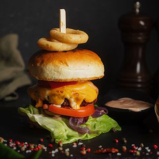 Veggie burger, cartofi prajiti 500 GR