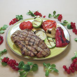 Ceafa de porc la gratar cu legume la gratar