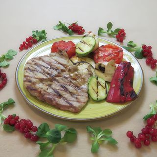 Cotlet de porc la gratar cu legume la gratar 