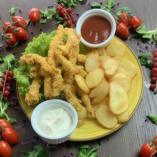 Strips de pui cu chipsuri de cartofi