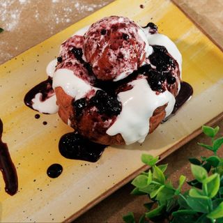 Papanasi cu urda si dulceata de afine (1buc.)