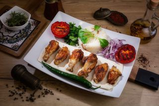 Aripioare la gratar pe pat de lipie