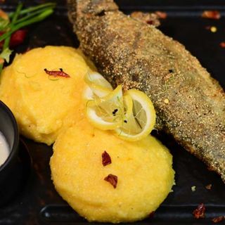 Pastrav cu mămăliguță și mujdei