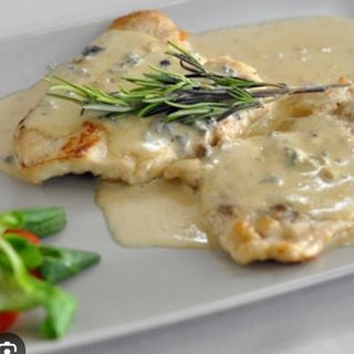 Piept de pui in sos Gorgonzola