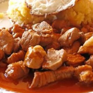 Tochitura de porc cu mămăliguța și brânza feta