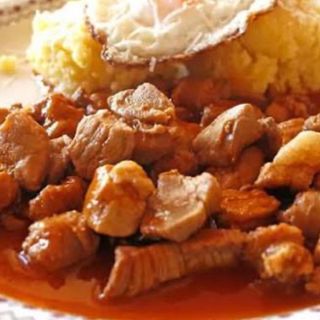 Tochitura se porc cu mămăliguța și brânza feta