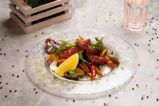 Caracatiță pe pat de legume si sos tartar